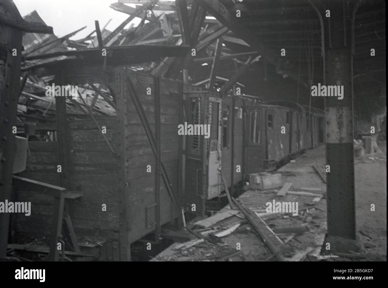 Bombenanschläge / Bombenanschläge auf deutschen Bahnhof / Bombenanschläge / Bombennacht auf deutschen Bahnhof Stockfoto