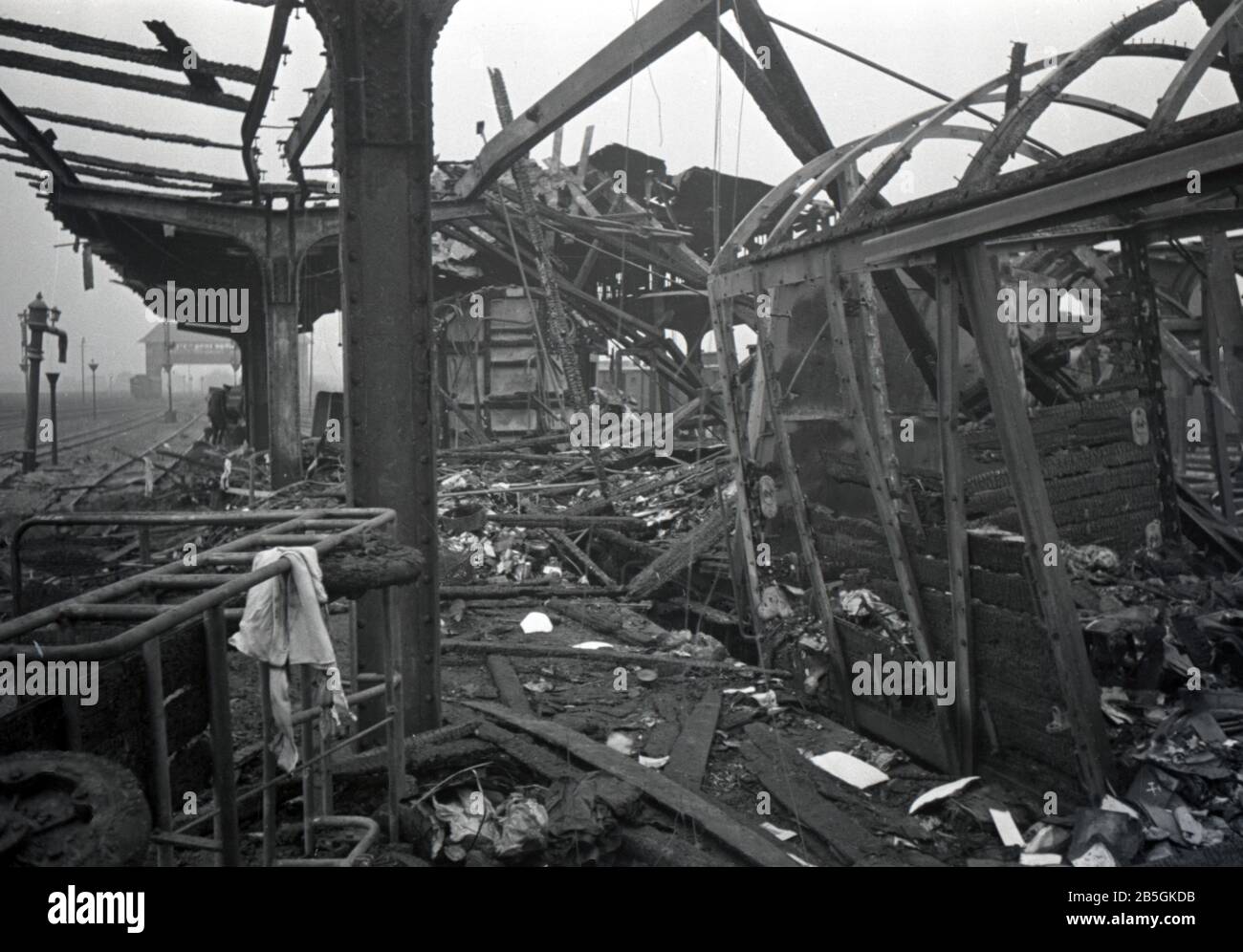 Bombenanschläge / Bombenanschläge auf deutschen Bahnhof / Bombenanschläge / Bombennacht auf deutschen Bahnhof Stockfoto