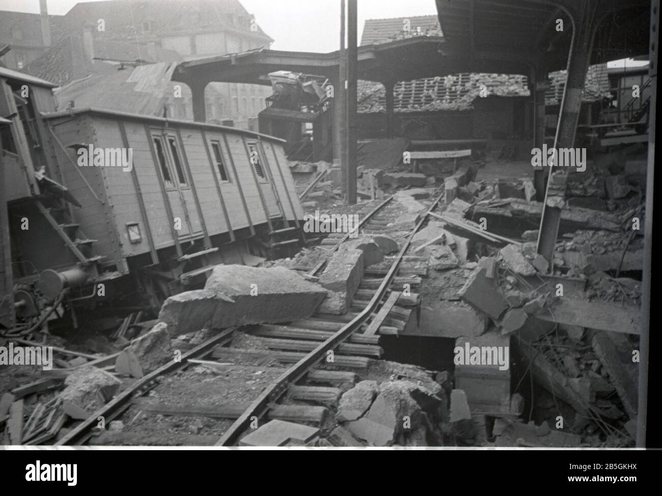 Bombenanschläge / Bombenanschläge auf deutschen Bahnhof / Bombenanschläge / Bombennacht auf deutschen Bahnhof Stockfoto