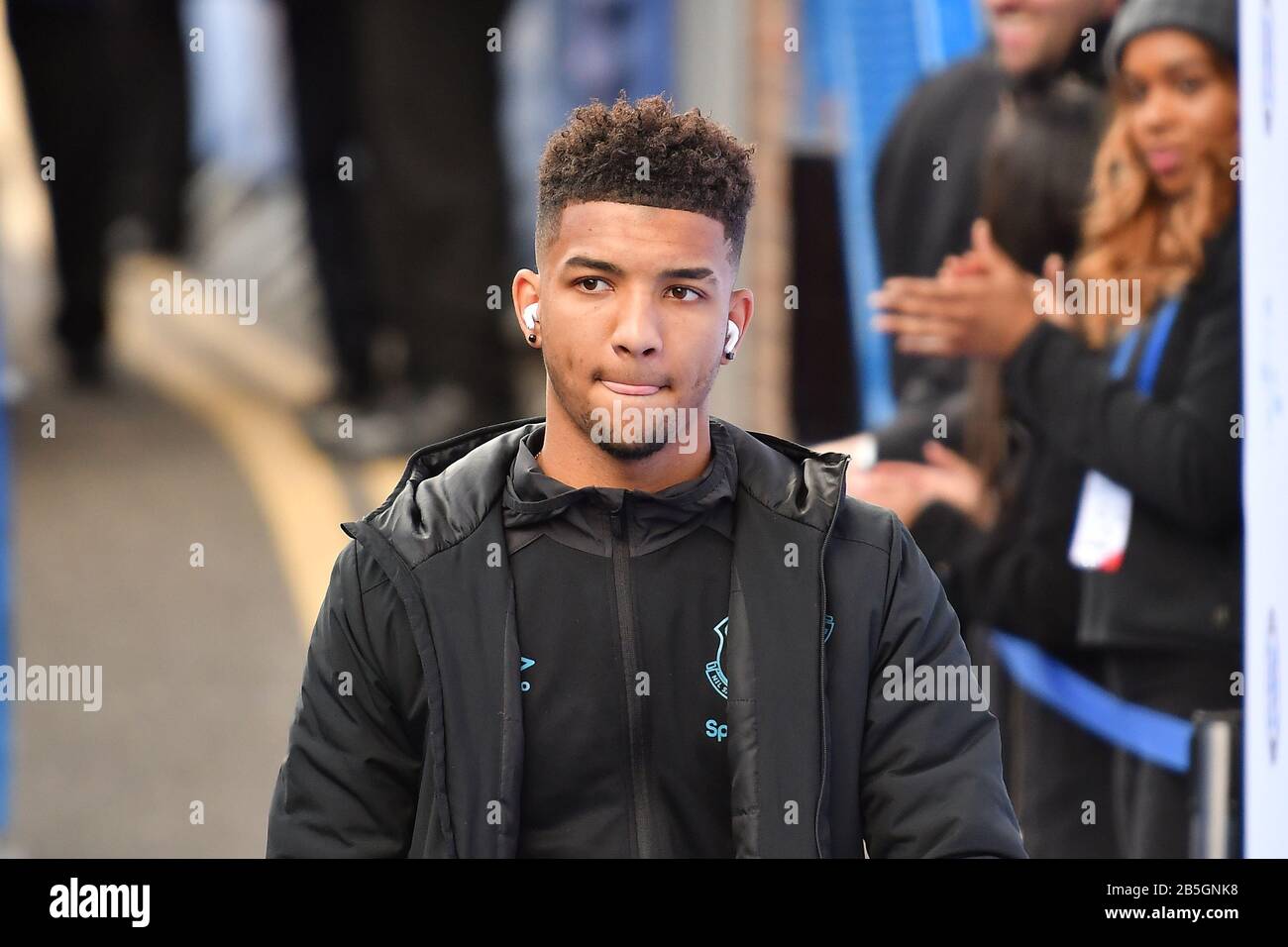 London, ENGLAND - 8. MÄRZ Mason Holgate aus Everton, das während des Premier-League-Spiels zwischen Chelsea und Everton an der Stamford Bridge, London am Sonntag, den 8. März 2020, im Stadion ankam. (Credit: Ivan Yordanov - Credit: MI News & Sport /Alamy Live News Stockfoto