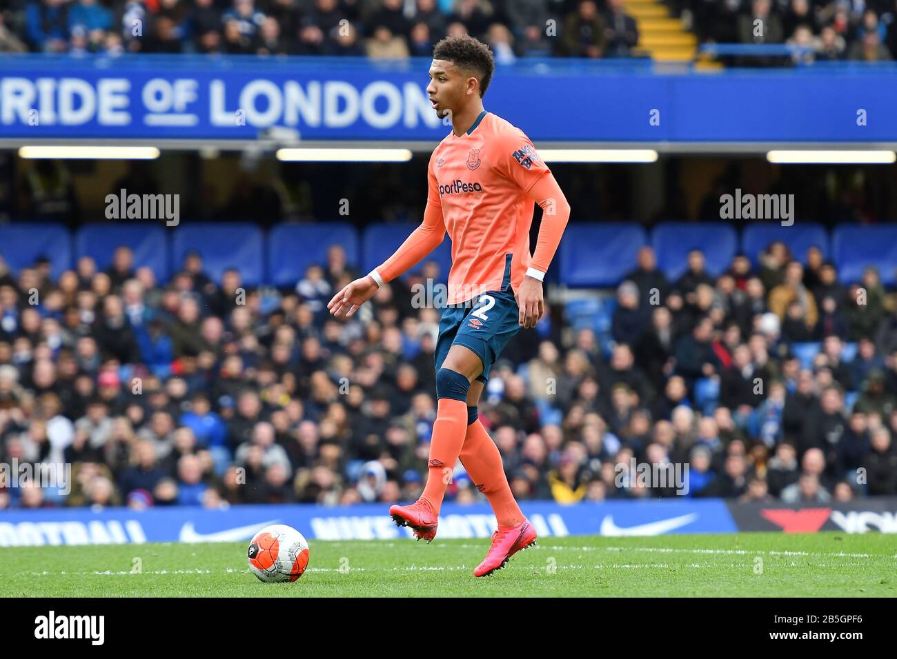 London, ENGLAND - 8. MÄRZ Mason Holgate of Everton im Einsatz während des Premier-League-Spiels zwischen Chelsea und Everton an der Stamford Bridge, London am Sonntag, 8. März 2020. (Credit: Ivan Yordanov - Credit: MI News & Sport /Alamy Live News Stockfoto