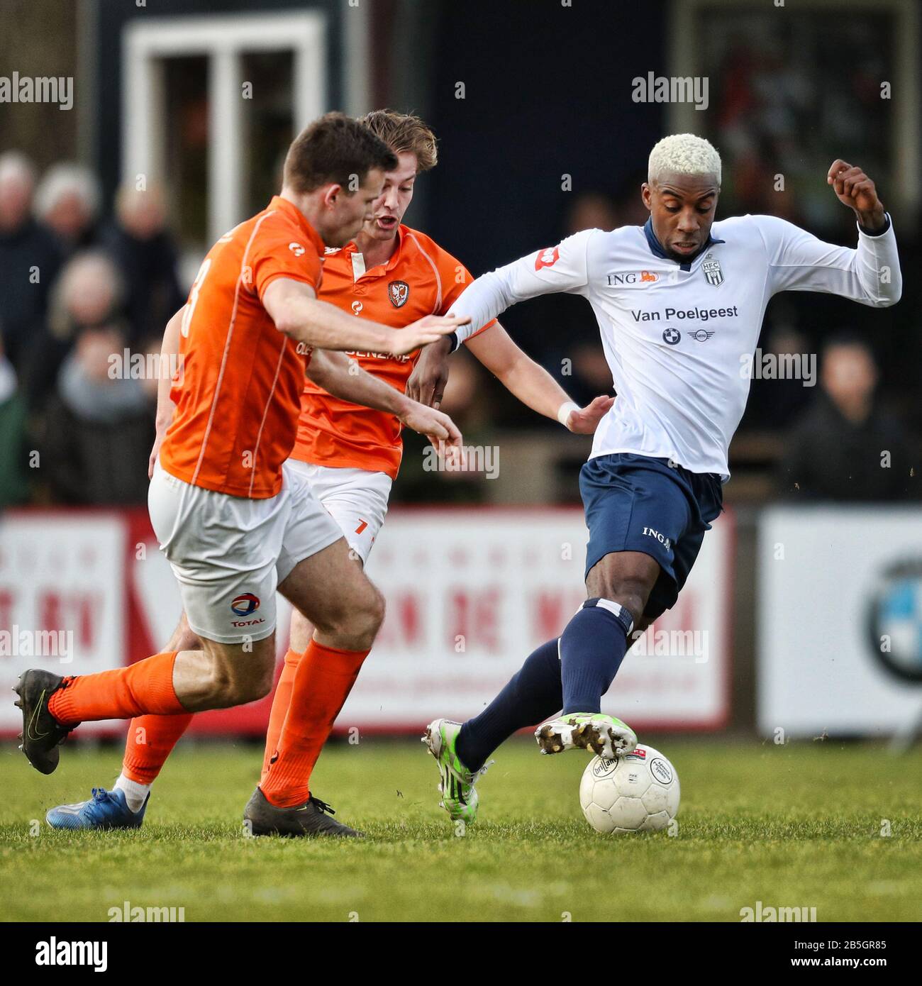 Haarlem, Niederlande. März 2020. HAARLEM. 08-03-2020. Sportpark Spanjaardslaan. Saison 2019/2020. Niederländische Tweede Divisie. SV TEC-Spieler Migiel Zeller (L), SV TEC-Spieler Matthieu van den Assem (M) und Joel Donald of Kon. HFC während des Spiels Kon. HFC - TEC (1-1) Credit: Pro Shots/Alamy Live News Stockfoto