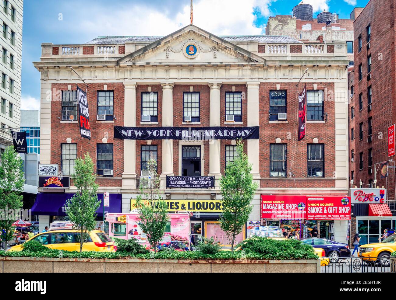 Blick auf den 44 Union Square (alias 100 East 17th Street & The Tammany Hall Building) im Union Square, Manhattan. Es beherbergte die NY Film Academy (1994-2015) Stockfoto
