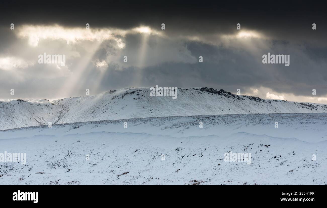 Fairbrook Clough und Northern Edge of Kinder Scout im Winter, Kinder Scout National Nature Reserve, Peak District, England Stockfoto