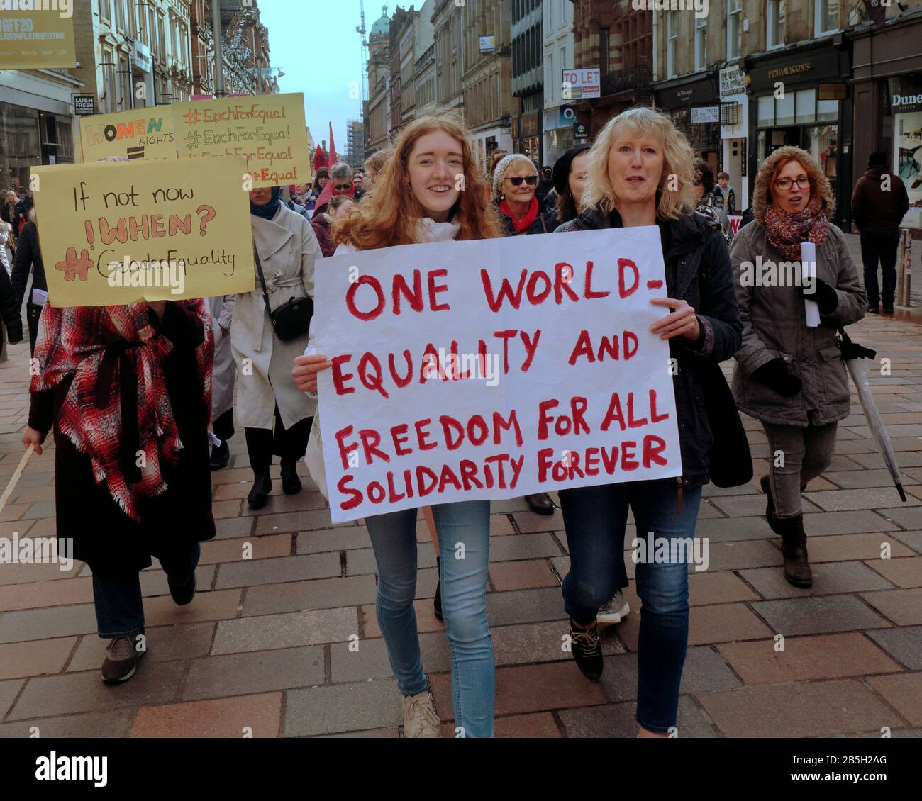 Glasgow, Schottland, Großbritannien, 8. März 2020: Der internationale Frauentag hat eine march4Women auf der Style-Meile der Scotland Buchanan Street gesehen. Copywrite Gerard Ferry/Alamy Live News Stockfoto