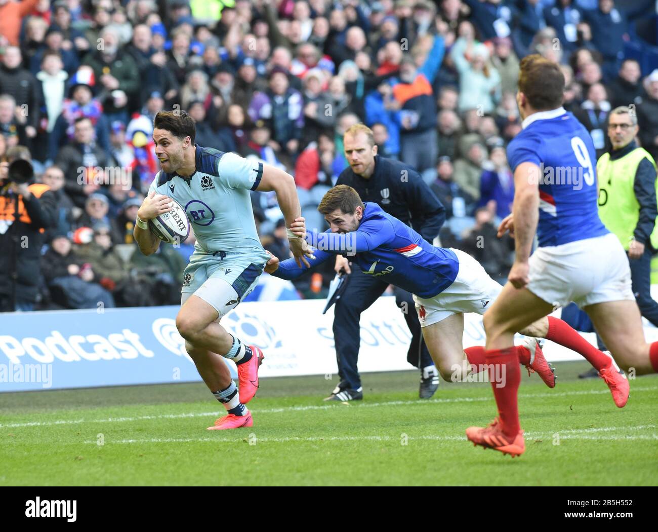 BT Murrayfield Stadium.Edinburgh.Scotland, Großbritannien. März 2020. Guinness Six Nations Test Match Schottland gegen Frankreich. Schottland Sean Maitland weicht Anthony Bouthier Tackle aus, um Schottland den 2. Versuch gegen Frankreich zu erzielen. Kredit: Eric mccowat/Alamy Live News Stockfoto