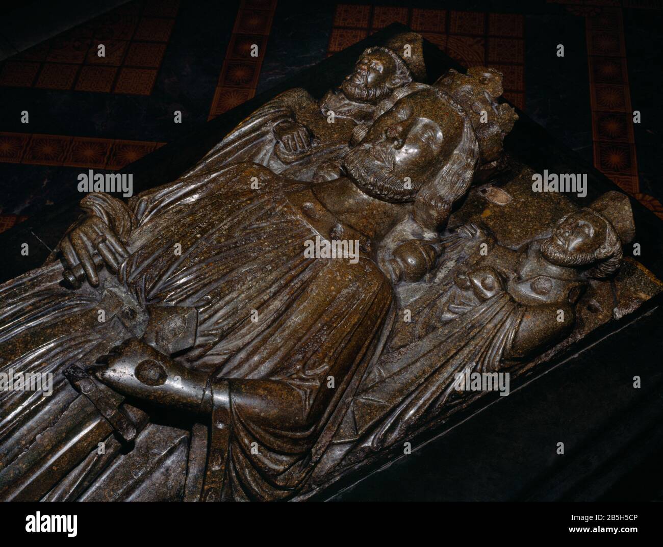Purbeck-Marmor-Effigie von König Johannes (d. 1216) mit zwei Bischofsfiguren (SS Oswald? & Wulstan?), im Chor der Worcester Cathedral, England, Großbritannien. Stockfoto
