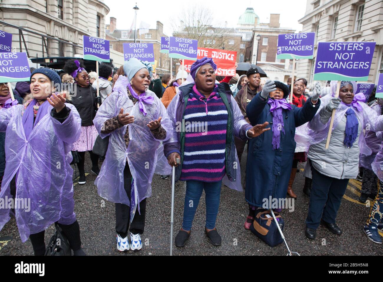 London, Großbritannien. März 2020. Zum Internationalen Frauentag schlossen sich Prominente, Aktivisten und Politiker der March4Women an, die von Care und der Women's Equality Party organisiert wurden. Anna Watson/Alamy Live News Stockfoto