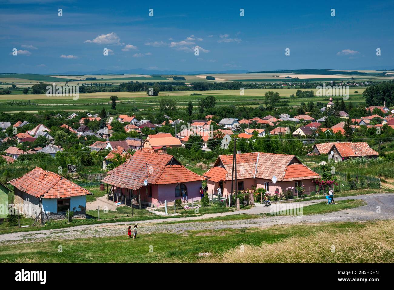 Dorf Pere, überwiegend von Roma (Zigeuner) in Zemplen-Hügeln über dem Tal des Flusses Hernad, Kreis Borsod-Abauj-Zemplen, Ungarn bevölkert Stockfoto