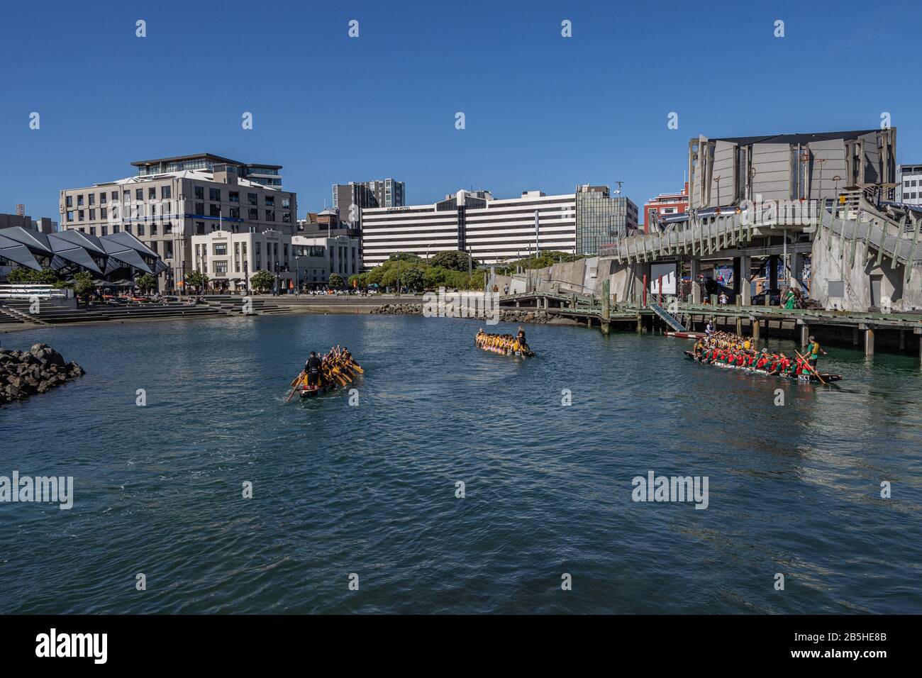 Dragon Boat Teams in der Lagune Stockfoto