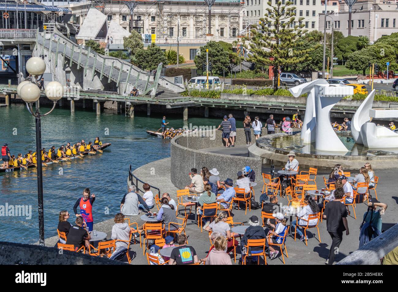 Dragon Boat Teams, die nach Lagoon, Wellington, zurückkehren Stockfoto