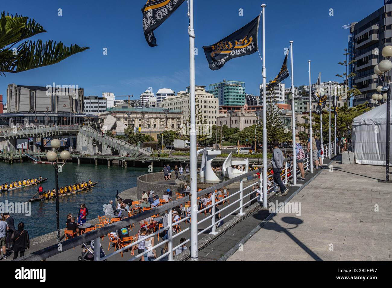 Drachenboot-Konkurrenten in Frank Kitts Lagoon, Wellington Stockfoto