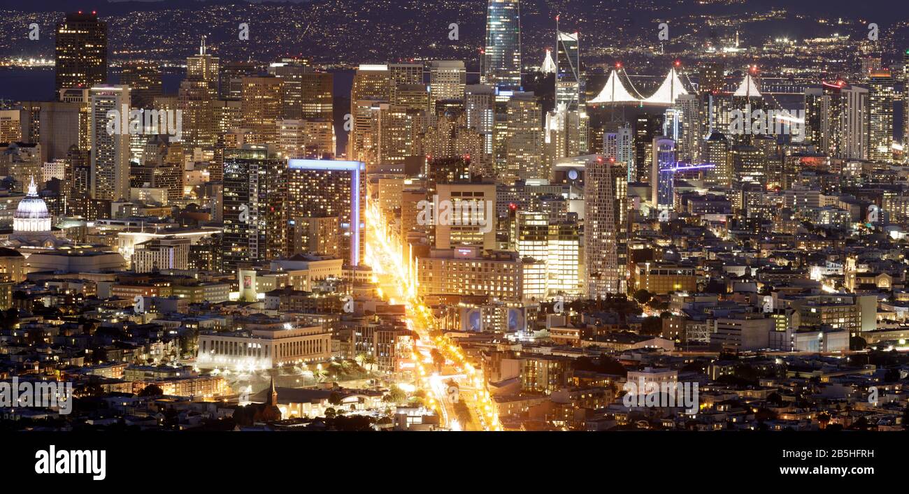 Panoramaaussicht auf die Innenstadt von San Francisco an einem klaren Abend Stockfoto