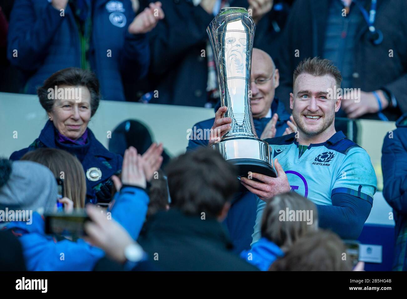 Murrayfield Stadium, Edinburgh, Großbritannien. März 2020. International Six Nations Rugby, Schottland gegen Frankreich; Kapitän Stuart Hogg aus Schottland sammelt die Auld Alliance Trophäe von Der Princess Royal Credit: Action Plus Sports/Alamy Live News Stockfoto