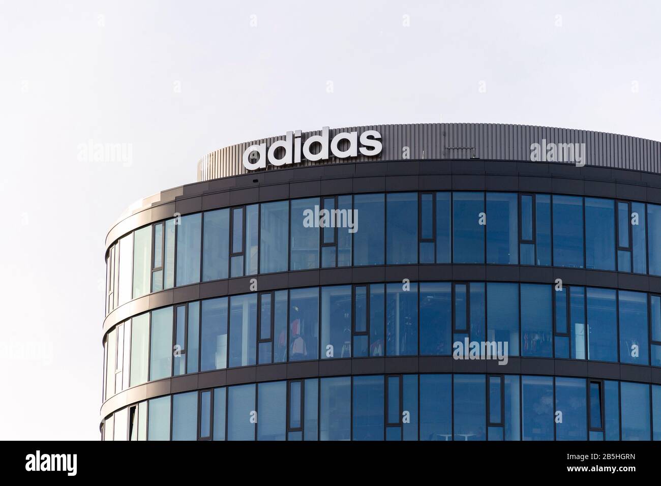 Prag, TSCHECHIEN - 5. MÄRZ 2020: Sportbekleidungshersteller Adidas Firmenlogo auf dem Hauptsitz am 5. März 2020 in Prag, Tschechien, aufgebaut Stockfoto