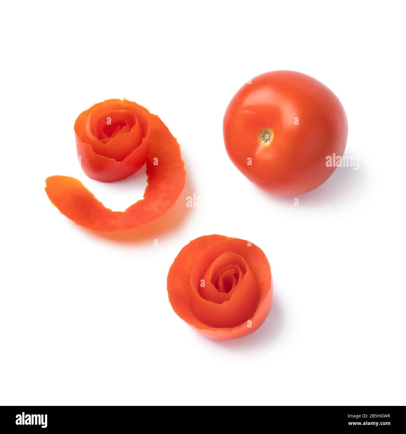 Dekorative Rosen aus Tomatenkaut auf weißem Grund Stockfoto