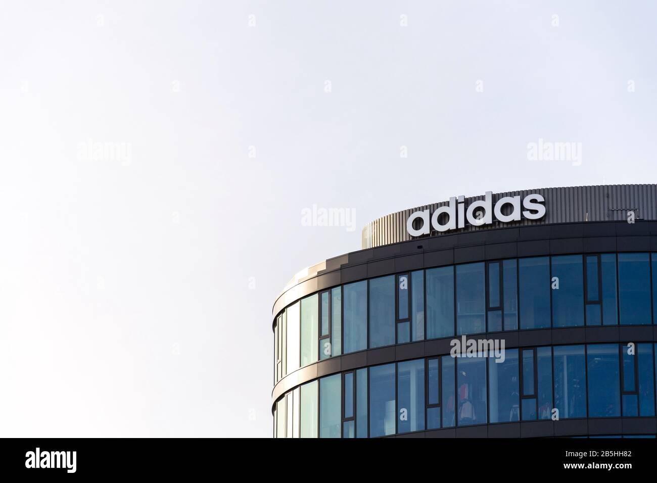 Prag, TSCHECHIEN - 5. MÄRZ 2020: Sportbekleidungshersteller Adidas Firmenlogo auf dem Hauptsitz am 5. März 2020 in Prag, Tschechien, aufgebaut Stockfoto