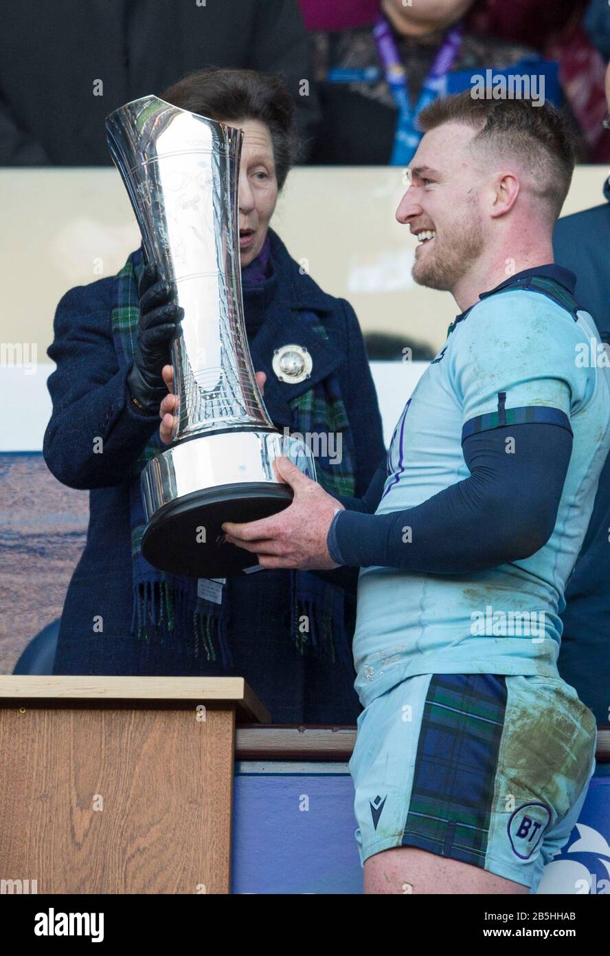 BT Murrayfield Stadium, Edinburgh, Schottland, Großbritannien. März 2020. Schottland-Kapitän Stuart Hogg wird von HRH the Princes Royal mit der Trophäe Auld Alliance überreicht, nachdem Schottland Frankreich 28-17 besiegt hat. Kredit: Ian Rutherford/Alamy Live News Stockfoto