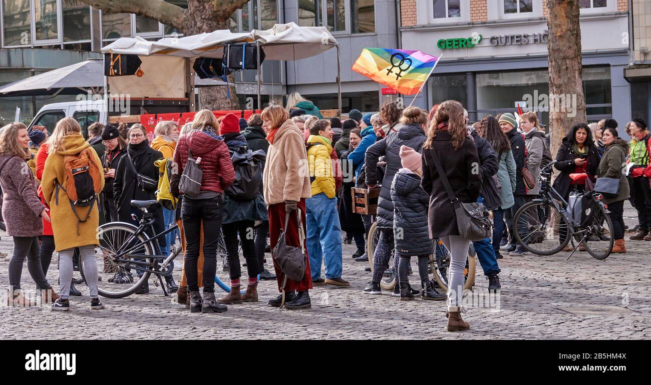 Braunschweig, 8. März 2020: Womans Day 2020, Treffen junger Frauen vor Beginn des demonstrationsmarsches durch die Innenstadt Stockfoto