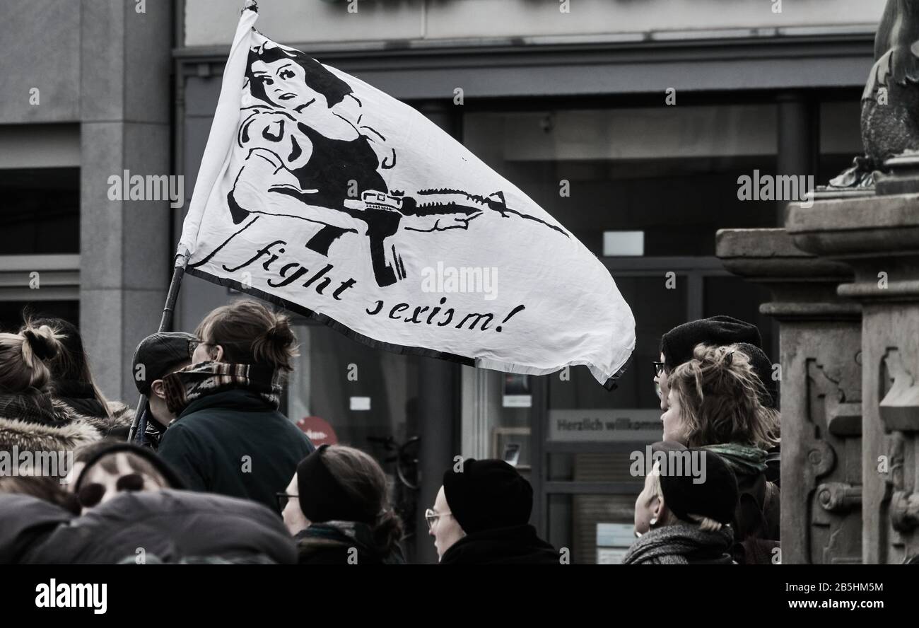 Braunschweig, 8. März 2020: Womans Day 2020, Banner mit einem stilisierten Aschenputtel und einem Gewehr, Aufschrift kämpfen Sexismus Stockfoto