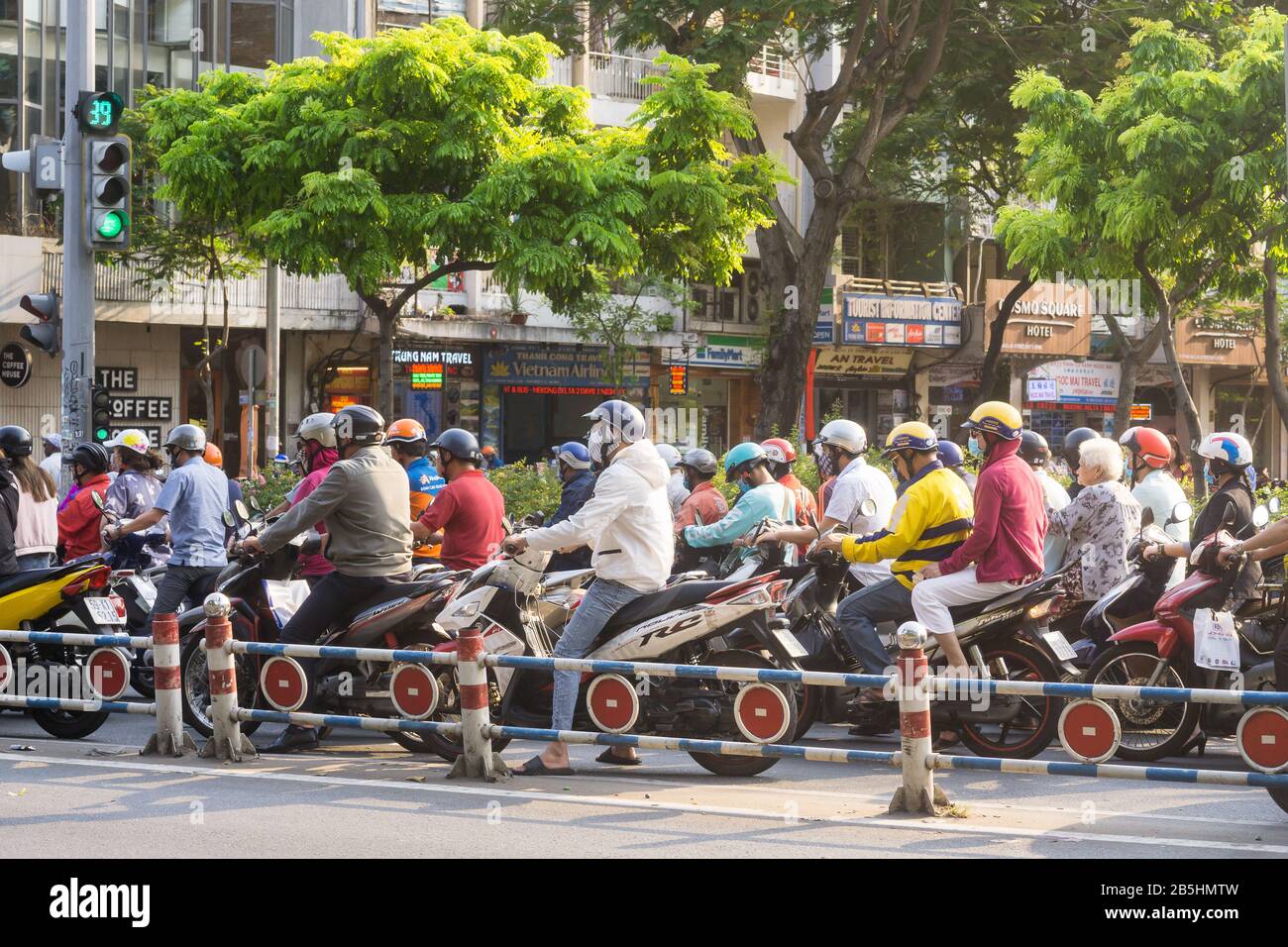 Saigon (Ho-Chi-Minh-Stadt) Vietnam - Motorräder auf einer Straße von Saigon während der Hauptverkehrszeit. Vietnam, Südostasien. Stockfoto