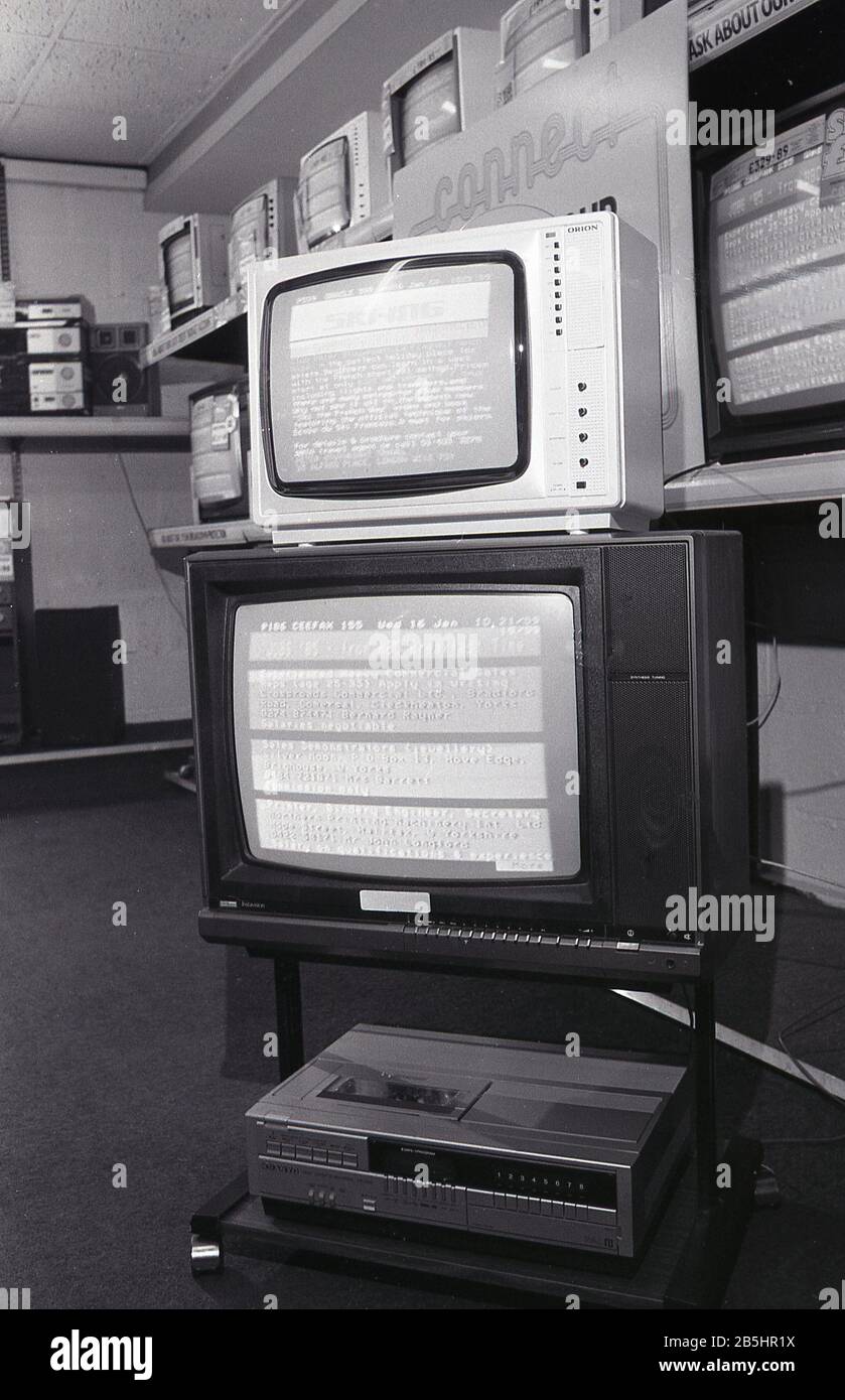 1980er Jahre, historisch, Ausstellung der neuesten Fernseher und eines VHS-Players im Einzelhandel, England, Großbritannien. Stockfoto