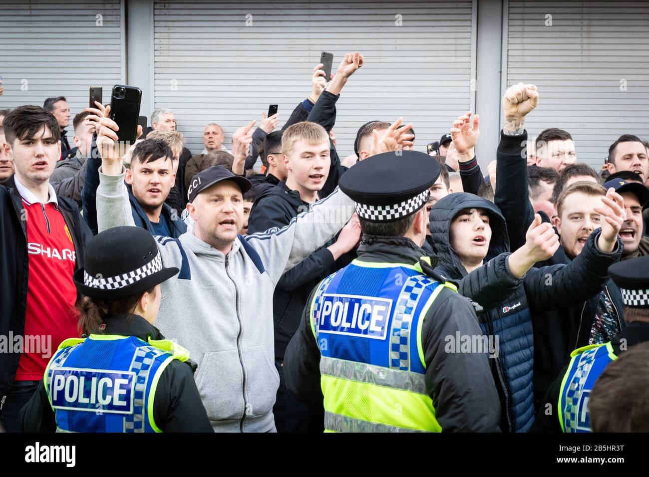 Manchester, Großbritannien. März 2020. Das zweite Derby der Saison sieht Manchester City im Old Trafford weg, wo sich die Anhänger seit dem frühen Nachmittag versammeln. Gutschrift: Andy Barton/Alamy Live News Stockfoto