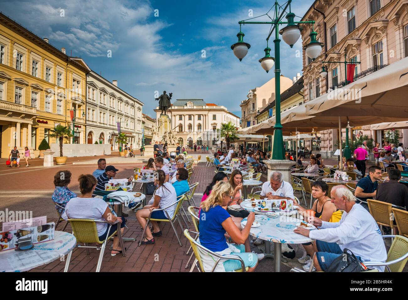 Bürgersteigcafé in Klauzal ter, Platz in Szeged, südliches Großes ungarisches Tiefland, Kreis Csongrad, Ungarn Stockfoto