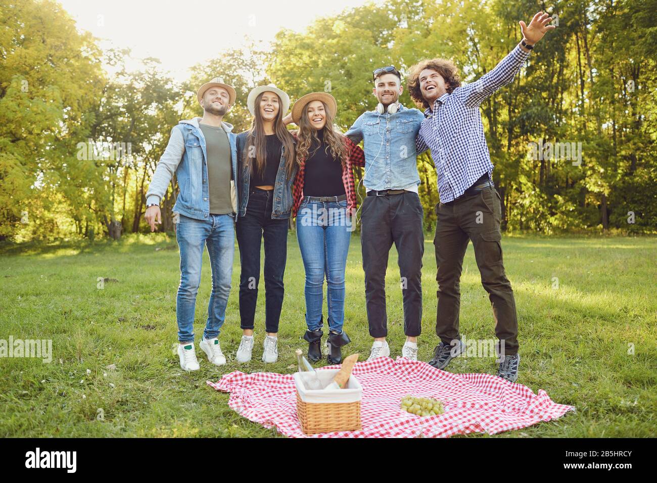 Jugendliche spielen in ihrer Freizeit im Park zusammen. Stockfoto