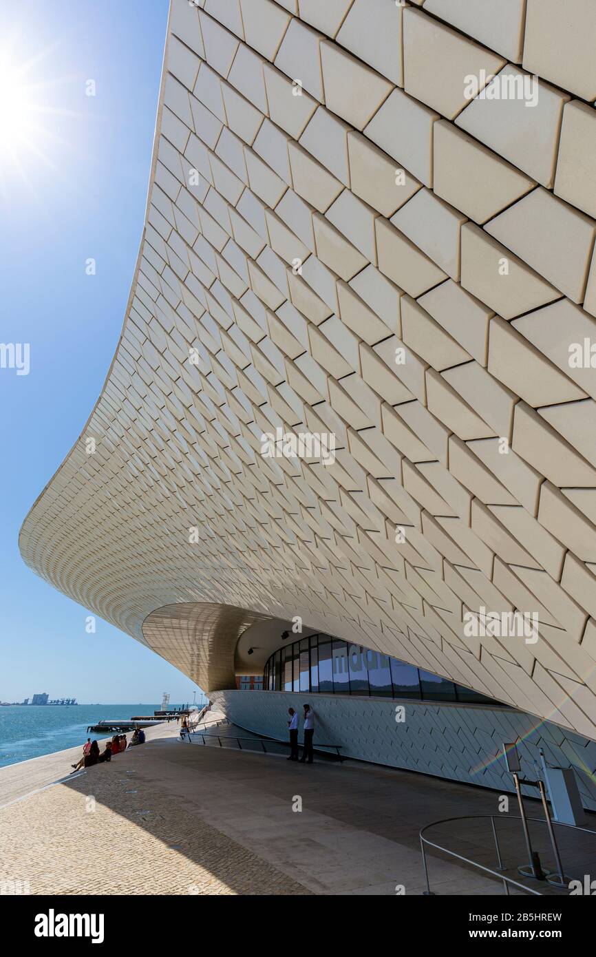 Fluss Tejo und Menschen vor dem Museum für Kunst, Architektur und Technologie (MAAT) im Stadtteil Belem in Lissabon, Portugal. Stockfoto