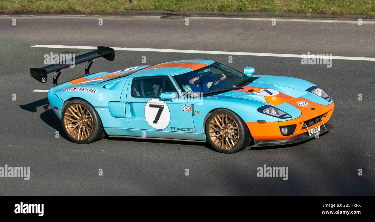2007 2006 No,7 blau orange Ford GT Heritage Edition Golf gesponserte Rennwagen; UK Fahrzeugverkehr, Transport, moderne Fahrzeuge, Limousinen, Fahrzeuge, Fahrzeuge, Straßen, Motoren, Autofahren auf der Autobahn M6 Stockfoto