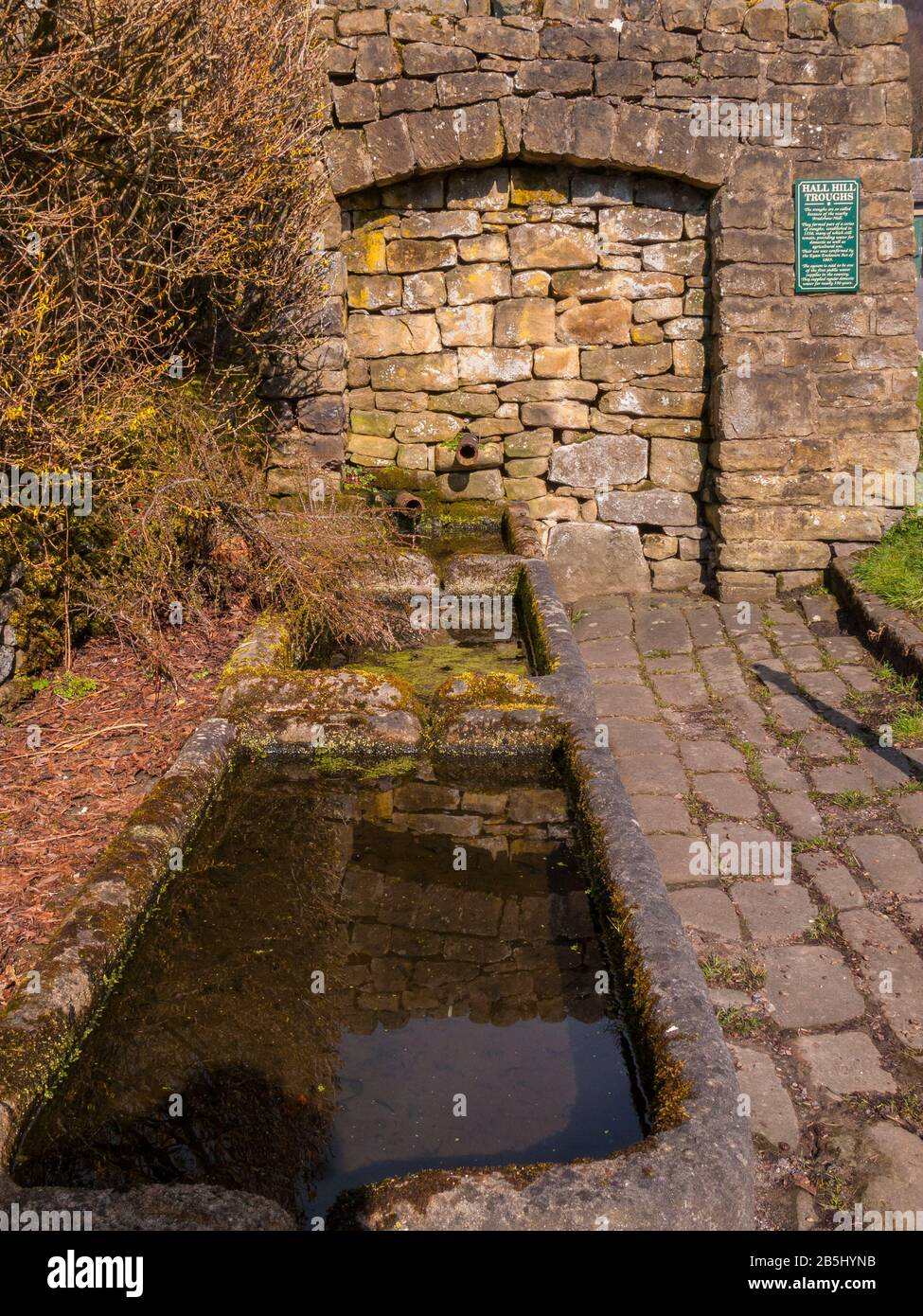 Hall Hill Troughs, öffentliche Wasserversorgung aus dem 16. Jahrhundert, Eyam, Derbyshire Stockfoto
