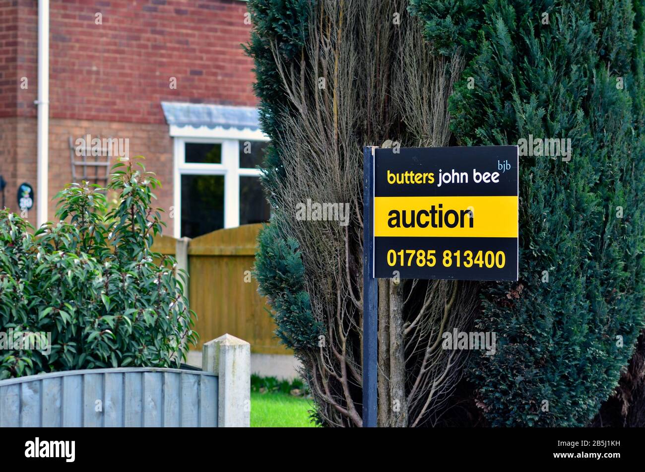 Stone/Großbritannien - 8. März 2020: "Auktionsschild" auf der Straße neben dem Haus. Stockfoto