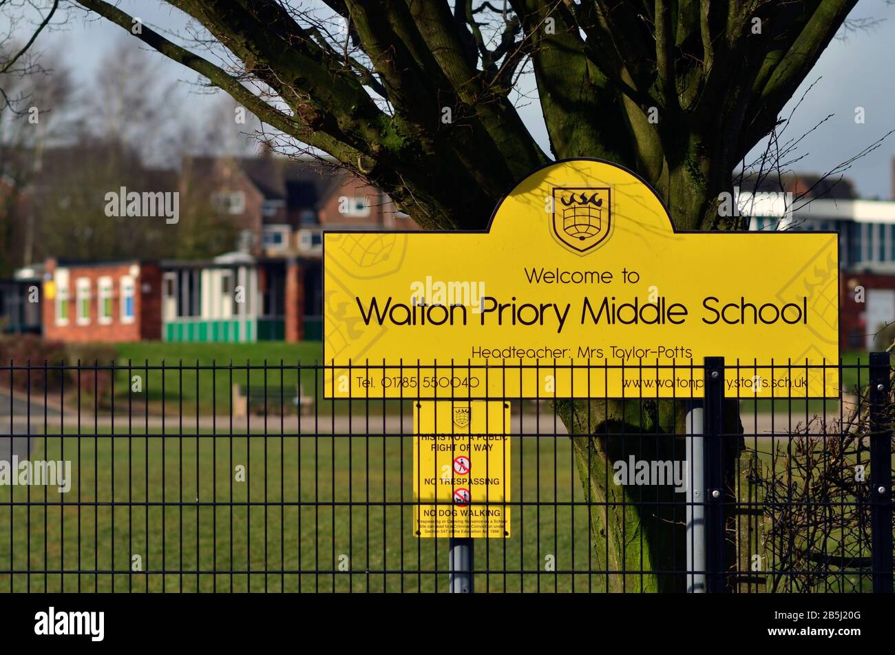 Stone/Großbritannien - 8. März 2020: Schild der Walton Priory Middle School. Stockfoto