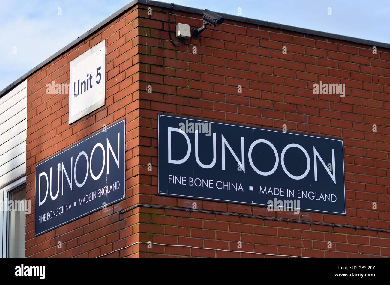 Stone/Großbritannien - 8. März 2020: Dunoon Fine Bone china Produktionsfirma Logo im Opal Business Park in Stone, Staffordshire. Stockfoto