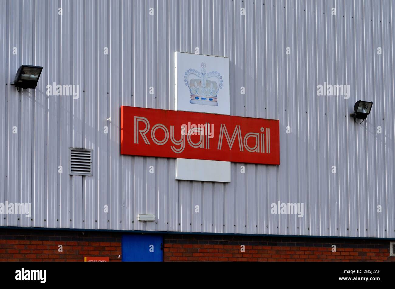 Stone/Großbritannien - 8. März 2020: Royal Mail Logo im Opal Business Park in Stone, Staffordshire. Stockfoto