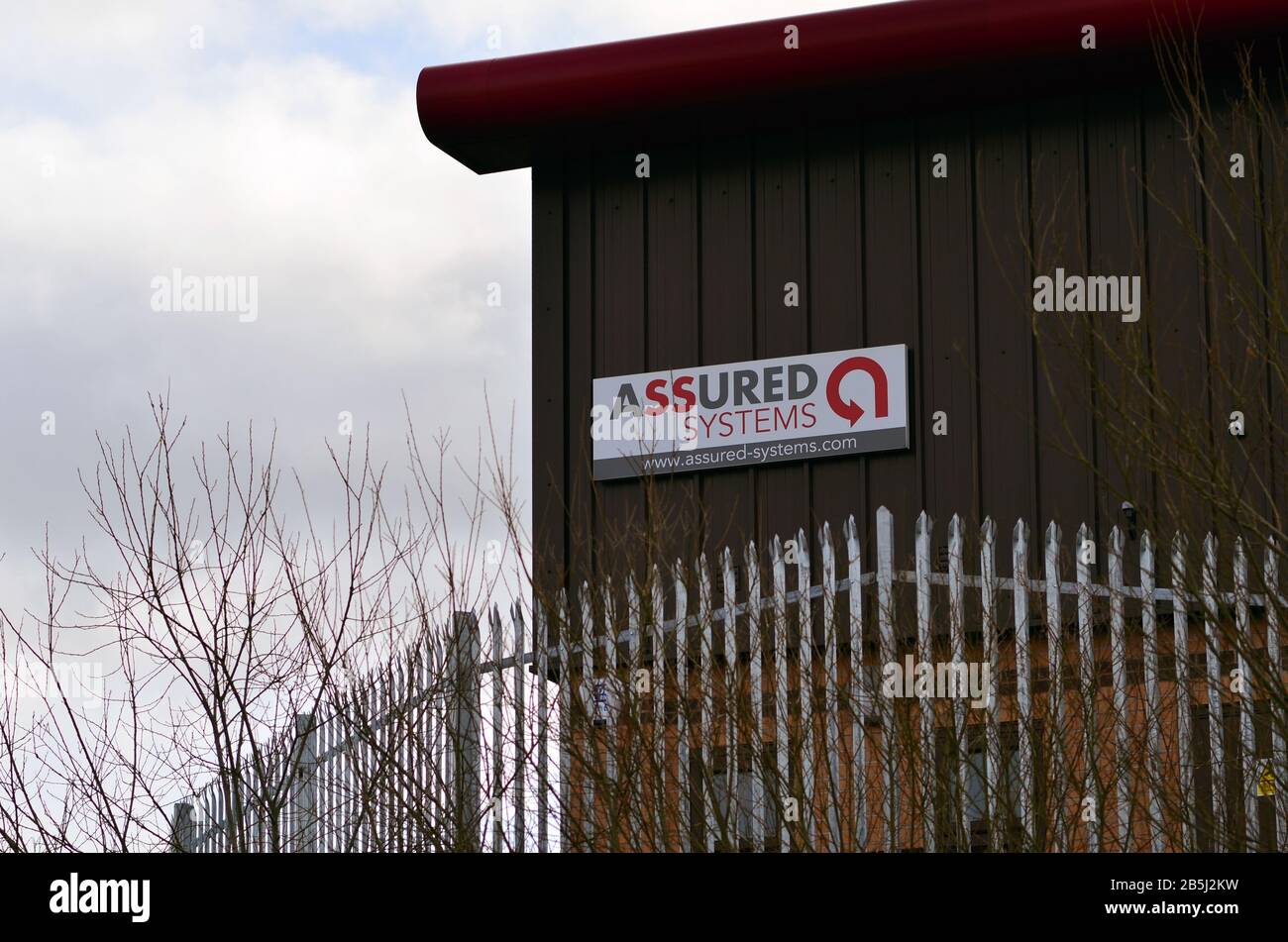 Stone/Großbritannien - 8. März 2020: Logo der Firma Assured SYSTEMS im Opal Business Park in Stone, Staffordshire. Stockfoto