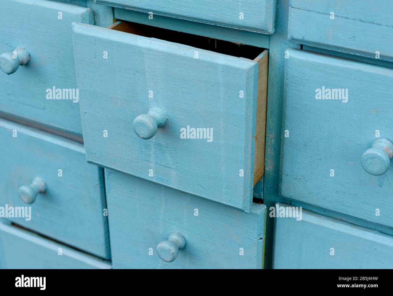 Hintergründe und Texturen: Vor dem alten blauen holzschrank mit Schubladen Stockfoto