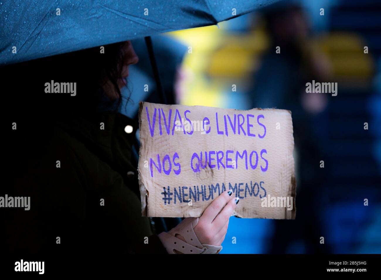 Ein Protestler, der gesehen wurde, wie er eine Plakette hielt, die sagte, dass "wir töten", hat sie am Internationalen Frauentag märz teilgenommen. Alle aournd Portugal Tausende von Menschen marschieren aus Protest gegen Ungleichheit, Diskriminierung und Gewalt in die wichtigsten Städte und fordern Veränderungen. Stockfoto