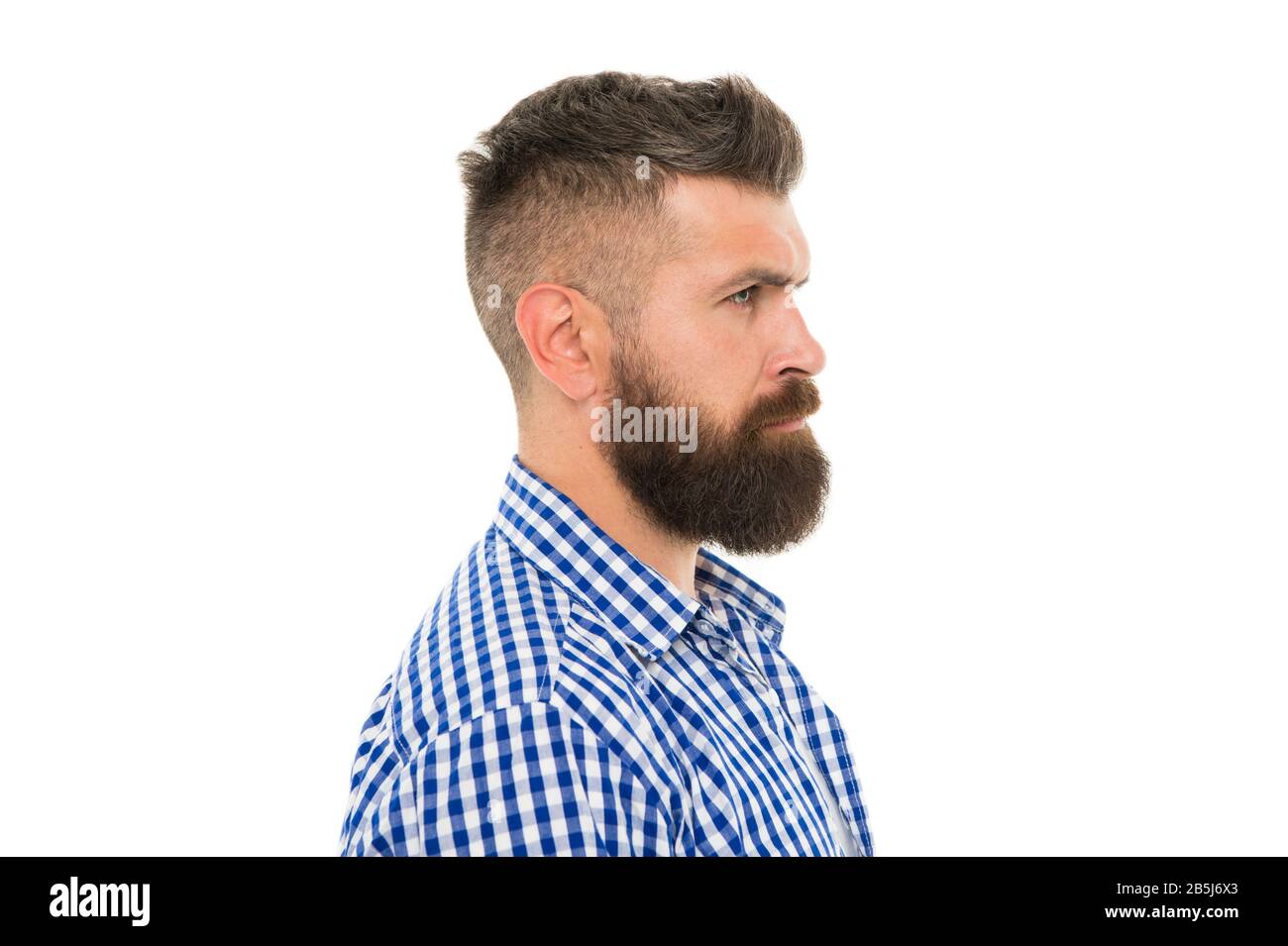 Dienstleistungen für Männer. Vertrauen Sie Ihrem barbier. Gesichtsbehaarung. Hipper mit langem Bart und stilvollem Haar auf weißem Hintergrund. Brutaler Kerl mit geformtem Bart und Schnurrbart. Bärtiger Mann mit unrasiertem Gesichtshaar. Stockfoto