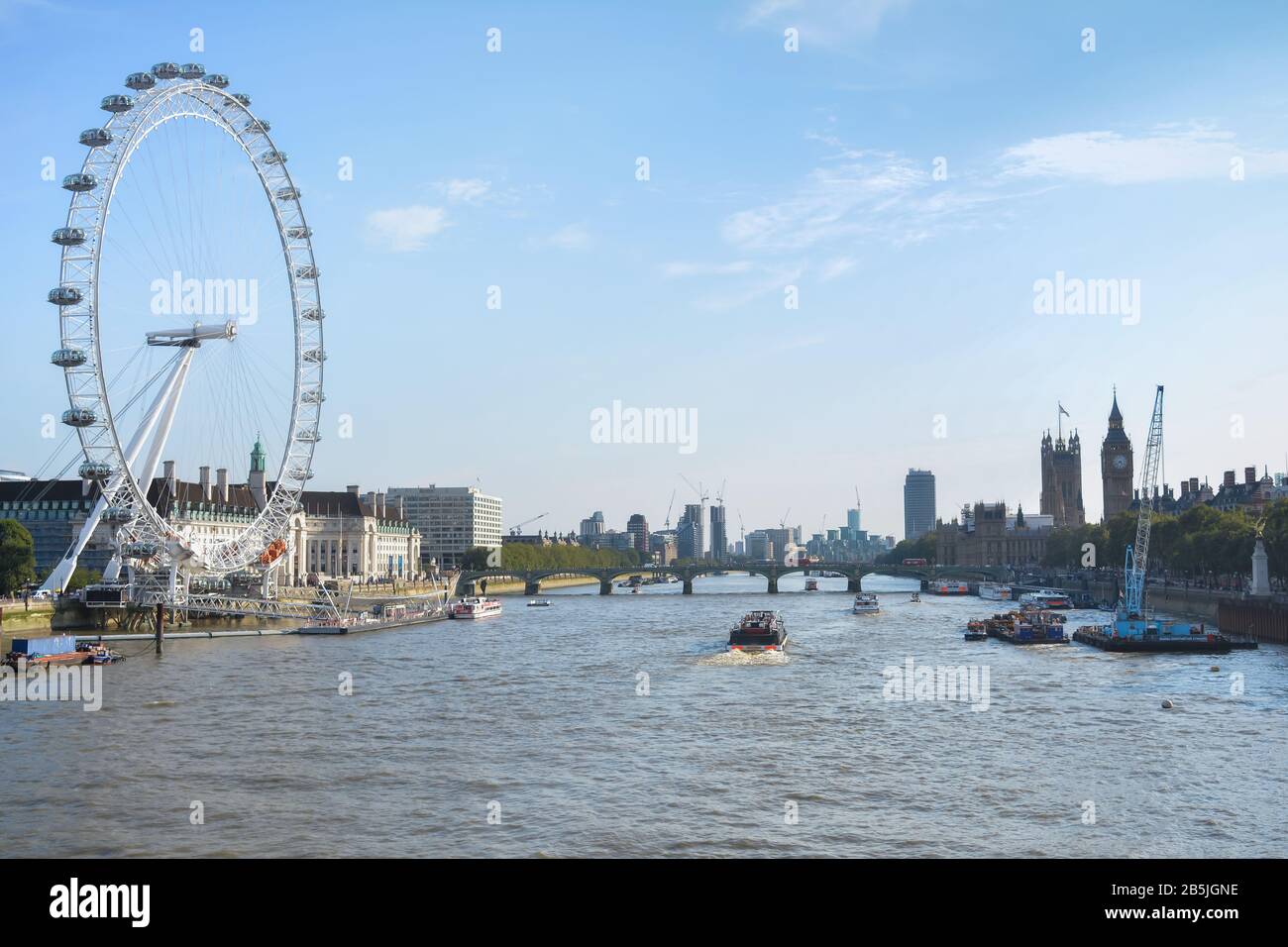 Blick auf Big Ben, Westminster Parliament und London Eye mit Thames River und Touristenschiff Stockfoto