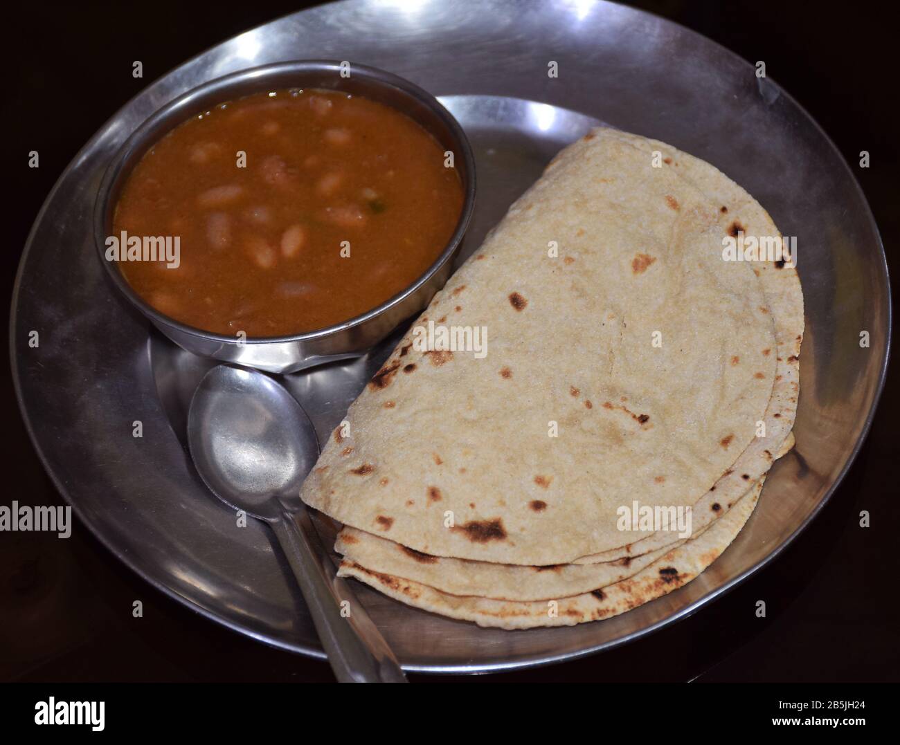 Traditionelle Punjabi Rajma Masala (rote Bohnen) mit Roti oder Chapati oder Fulka. Ein traditionelles indisches Gericht oder Essen. Indische Küche, indische Küche, Küche Stockfoto