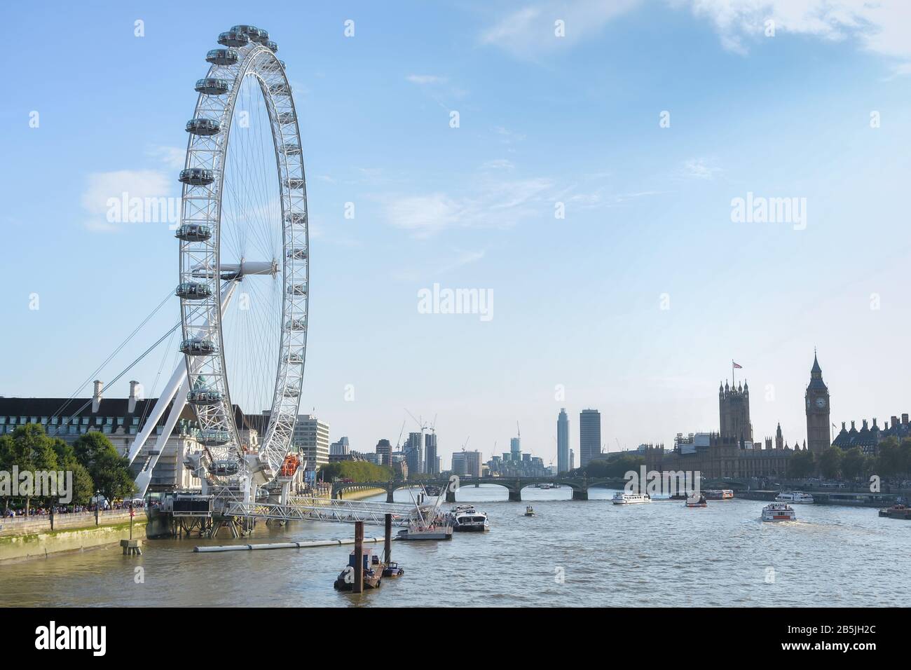 Blick auf Big Ben, Westminster Parliament und London Eye mit Thames River und Touristenschiff Stockfoto