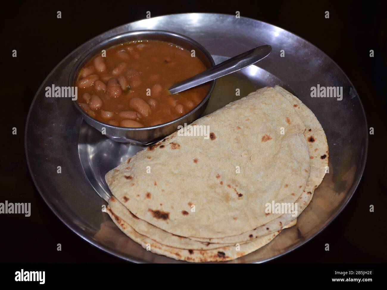 Punjabi Rajma Curry mit Roti oder Chapati oder Fulka. Ein traditionelles indisches Gericht oder Essen. Indische Küche, indische Küche, indische Küche Stockfoto