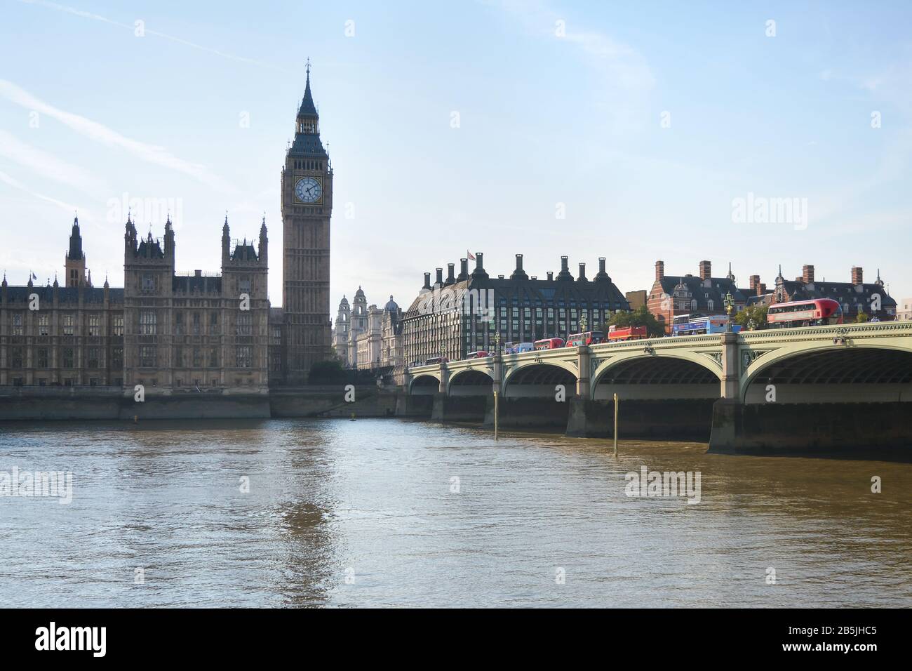 London in England, 14. März 2020: Westminster Parliament, Big Ben und der Themse River Stockfoto