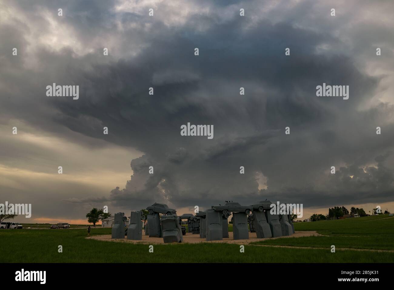 Nebraska Touristenattraktion mit dem Titel "Carhenge" mit einem schweren Gewitter im Hintergrund Stockfoto