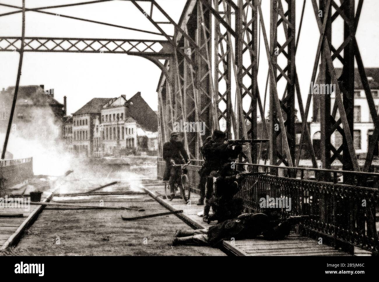 Soldaten, die die belgische Armee während ihres Rückzugs nach Antwerpen im September 1914 vor der Belagerung von Antwerpen durch deutsche Truppen bedeckten, die eine Garnisonen von belgischen Festungstruppen, der belgischen Feldarmee und der britischen Royal Naval Division im Raum Antwerpen belagerten, Nach dem deutschen Einmarsch in Belgien im August 1914. Stockfoto