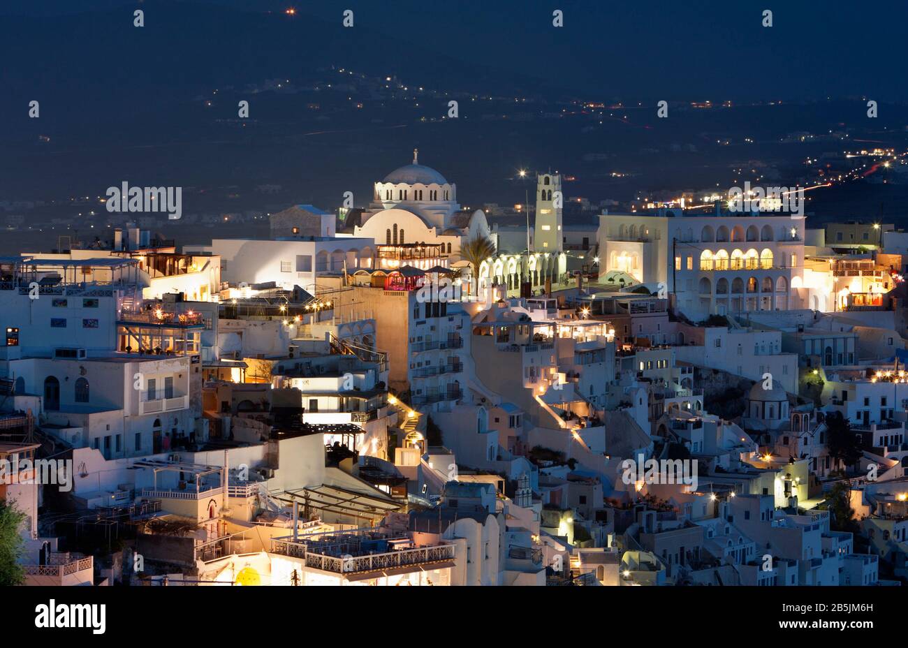 Blick auf die wunderschöne Architektur der Insel Santorini. Griechenland. Stockfoto