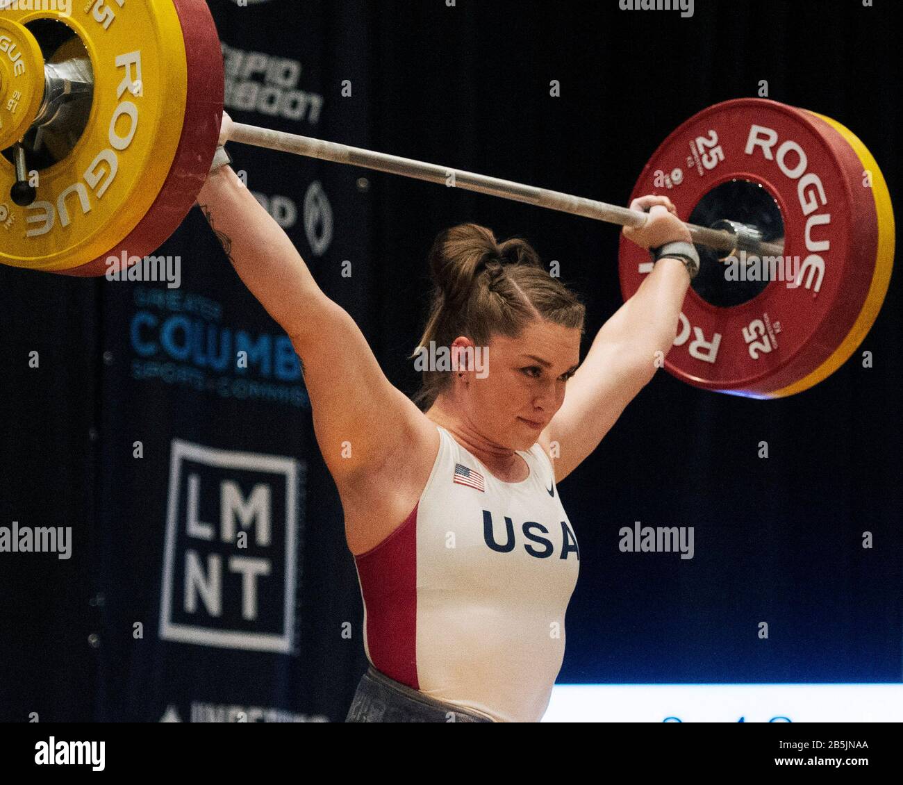 Columbus, Ohio, USA. März 2020. Mattie Rogers (USA) schnallt 103 kg in der 87kg-Klasse bei der IWF Rogue World Challenge im Arnold Sports Festival in Columbus, Ohio, USA. Columbus, Ohio, USA. Kredit: Brent Clark/Alamy Live News Stockfoto