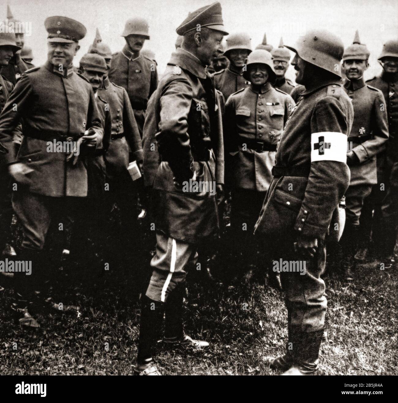 Prinz Wilhelm, Kommandeur des 5. Heereserben, spricht mit einem Tragenträger. Nach dem Sieg der 5. Armee in der Ardennenschlacht zog es nach Verdun, wo die 5. Armee des Prinzen im Februar 1916 die Operation leicht starten sollte, die deutsche Offensive, die die Schlacht um Verdun begann, eine der blutigsten und längsten Schlachten der Geschichte. Stockfoto